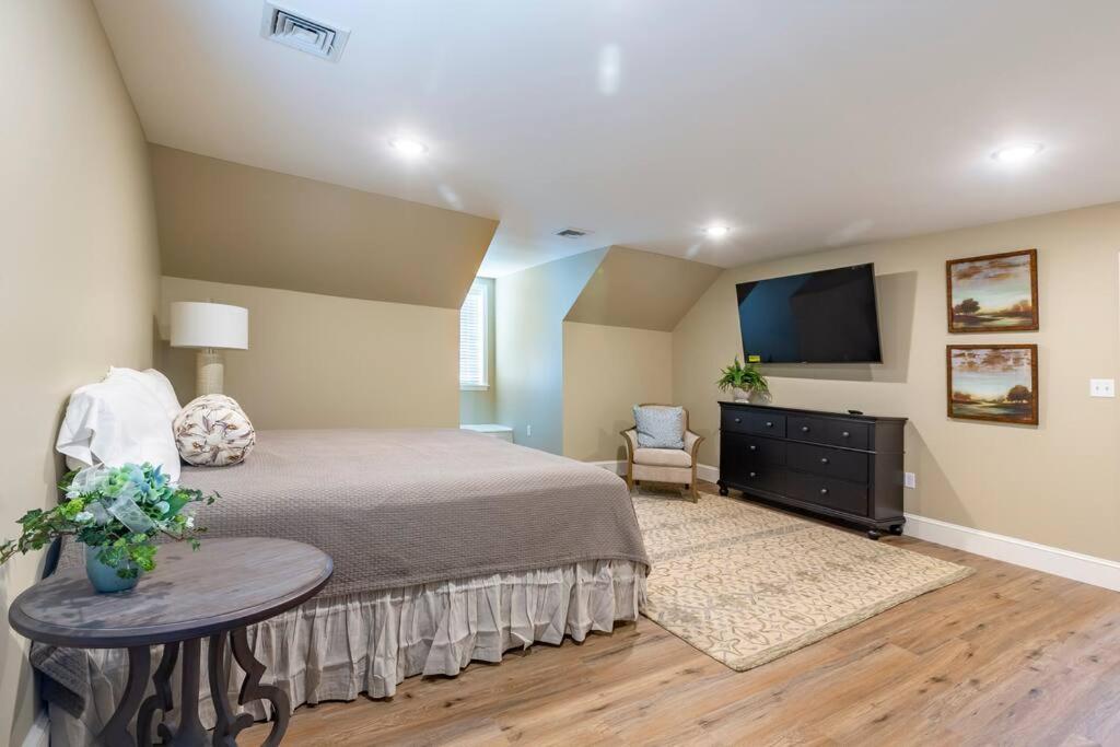 The Queen Place - Updated-private Backyard Villa *