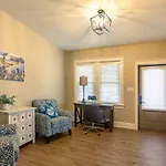 The Queen Place - Updated-Private Backyard