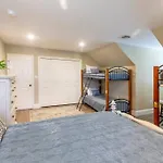 The Queen Place - Updated-Private Backyard
