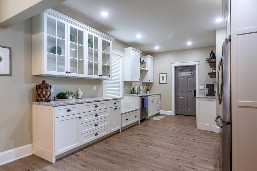The Queen Place - Updated-private Backyard Villa Gordonville