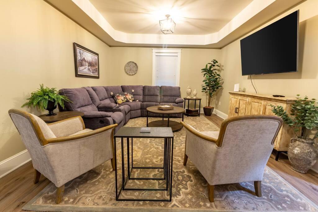 The Queen Place - Updated-private Backyard Villa *
